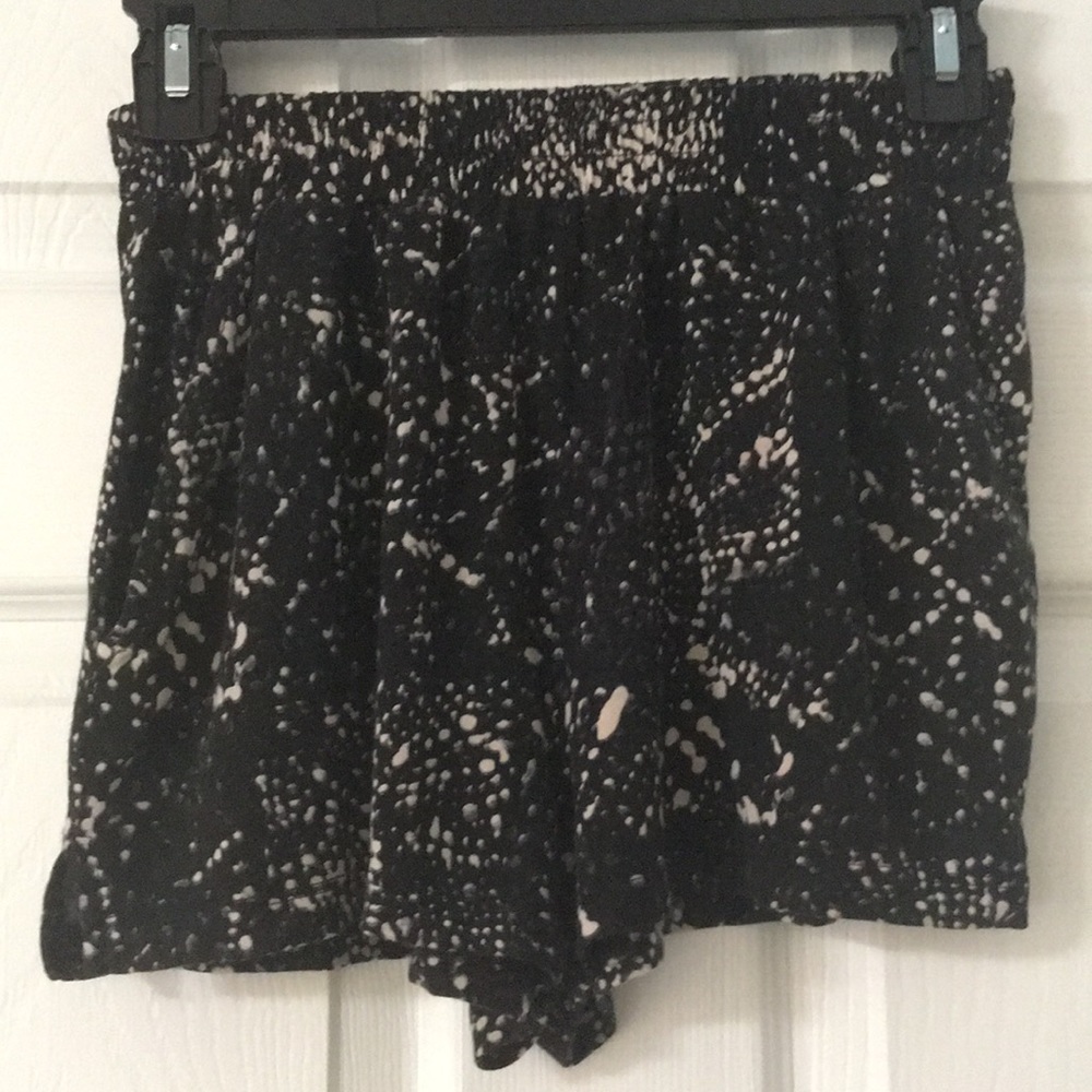 H&M Elastic Waist Black pattern Shorts Size S - Picture 2 of 3